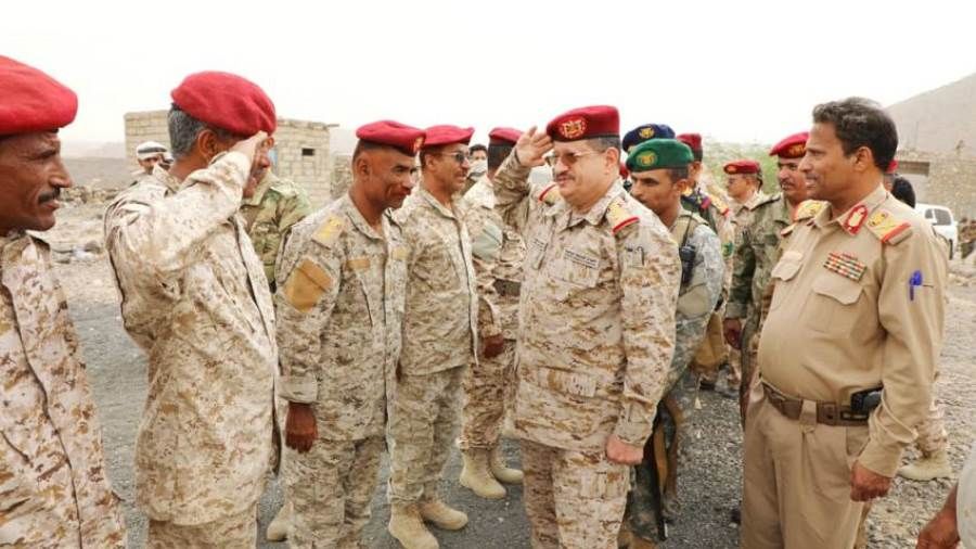 وزير الدفاع يتفقد الوحدات العسكرية والأمنية بمحافظة أبين