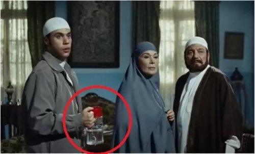صور تكشف خطأ لم يلاحظه أحد في فيلم (حسن ومرقص)لعمر الشريف وعادل إمام رغم مرور 12 عاما!