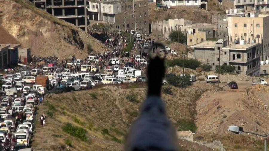 الحكومة تتهم الحوثي بالتنصل عن رفع حصار تعز