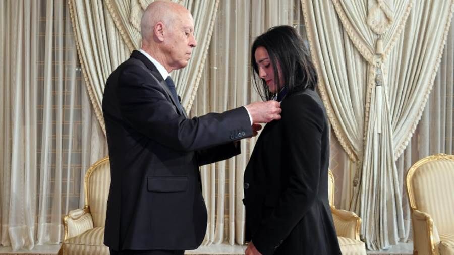 الرئيس التونسي يكرم أنس جابر بـ"وسام الاستحقاق"