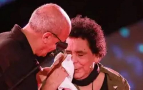 مالذي حدث بكاء محمد منير مرتين على المسرح يشعل مواقع التواصل لم يُكمل حفله إلا جالسًا.. فما السبب