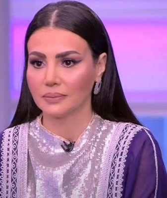 ما فعلته الفنانة المصرية دينا فؤاد مع رجل أفريقي داخل الحرم المكي صعق الجمهور.. والمتابعين(هذه من الكبائر)تقى ربك