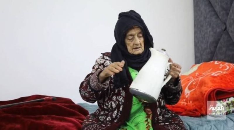 الحاجة السعودية "شريفة عسيري" تكشف قصة ثلاجة الشاي التي تحتفظ بها لإحياء ذكرى ابنها المتوفى بحادث سير قبل 30 عاماً في عسير (فيديو)