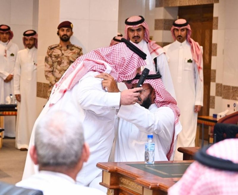 بحضور أمير عسير.. مواطن سعودي يعفو عن قاتل ابنه الوحيد دون مقابل وإنهاء نزاع قبلي امتد لأعوام (شاهد فيديو)