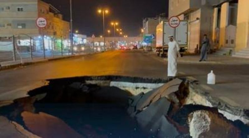 شاهد بالفيديو: خسف أرضي مفاجئ في أحد شوارع الأحساء بالسعودية