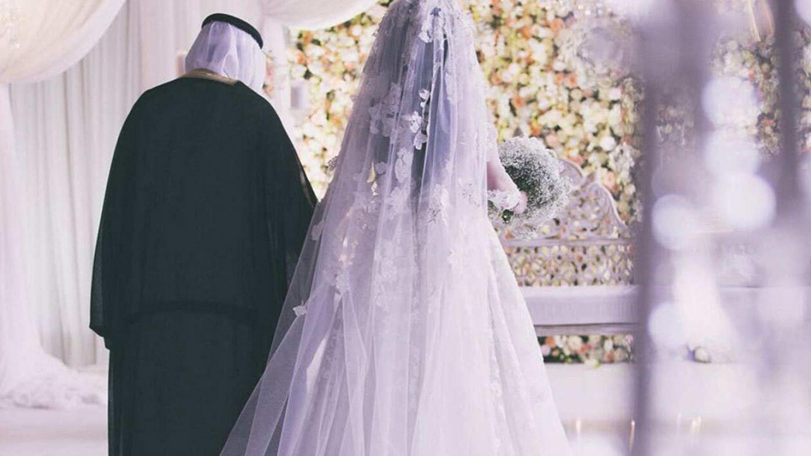 عريس سعودي يفاجئ زوجته بتصرف غير متوقع في ليلة زفافهما (فيديو)