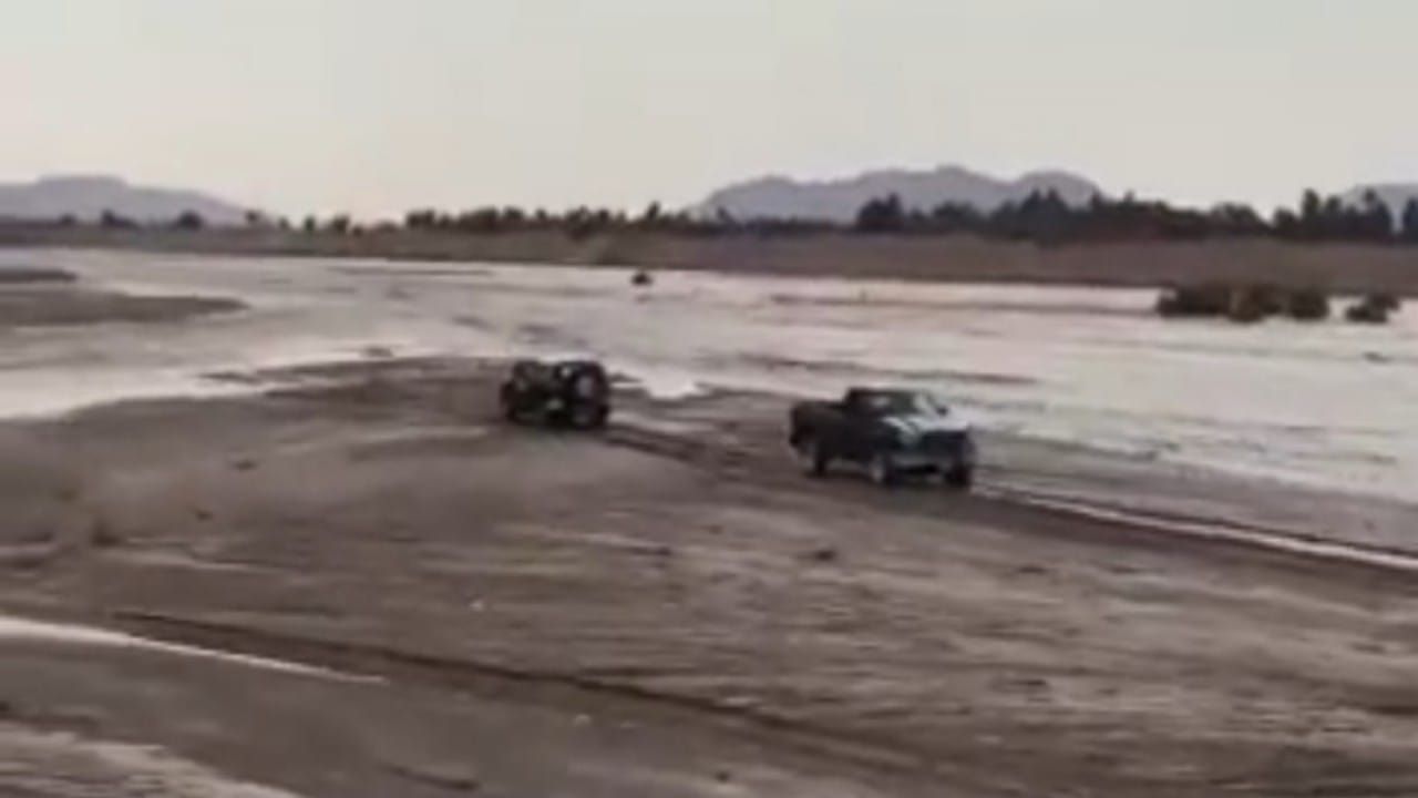 شاهد لحظة إنقاذ مركبة من وسط السيل في نجران (فيديو)