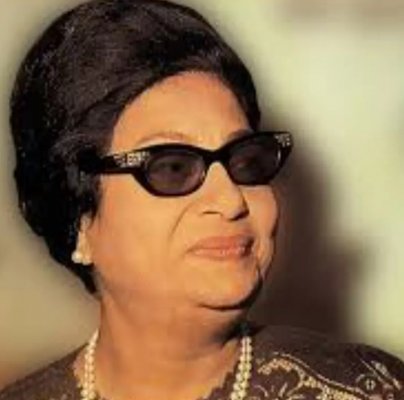 انكشف السر الخفي والمحير وراء (المنديل) الذي كانت تحمله أم كلثوم في كل أغانيها.. لن تصدق السبب الغير متوقع