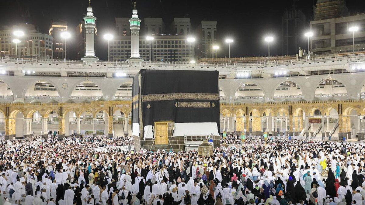 الكعبة المشرفة ترتدي كسوتها مع حلول العام الهجري الجديد بدلاً من يوم عرفة