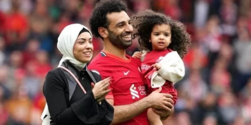 غضب زوجة محمد صلاح بعد احتضانه مجدداً فتاة شقراء يشعل مواقع التواصل.. أولى الصور من ملعب (كينج باور)!!
