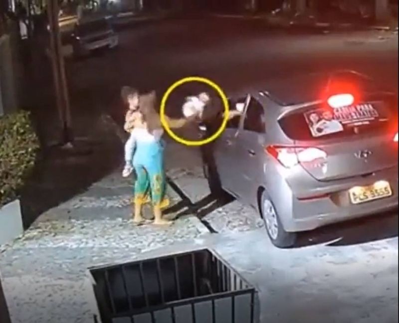 كاميرا منزل ترصد تصرف صادم من رجل يعطي امرأة وابنتها "دمية" كهدية .. وبعد لحظات كانت المفاجأة التي لم تكن في الحسبان (شاهد فيديو)