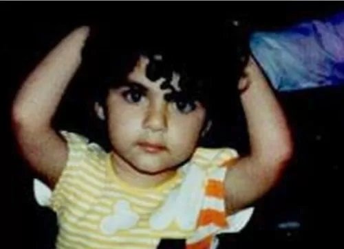 هذه الطفلة الحسناء كبرت وأصبحت من أشهر فنانات العالم العربي .. وطلبها رئيس دولة للزواج.. من تكون؟!!