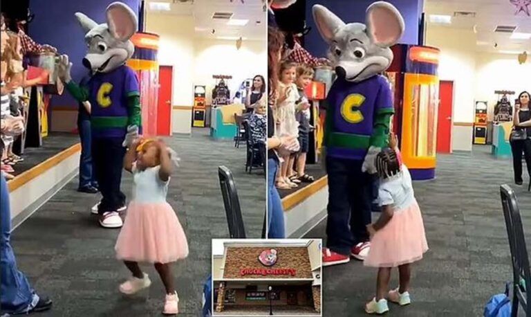 لن تصدق ماذا فعل هذا الشخص عند مشاهدته لطفلة سمراء.. فيديو صادم يغزو مواقع التواصل الإجتماعي ويثير ضجة عارمة (شاهد)