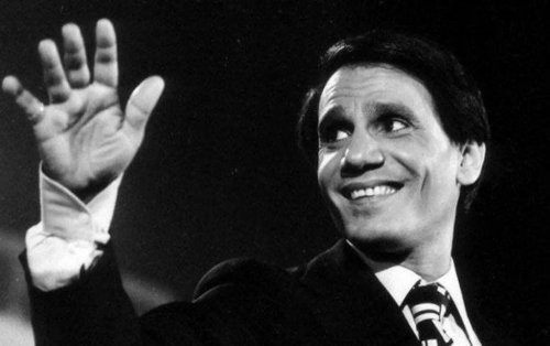 عشقها عندليب الطرب عبد الحليم حافظ وحين تسلّل لغرفتها ليلاً ليرتكب فعلته توفيت ففقد عقله وجن جنونه.وفعل هذا الشي