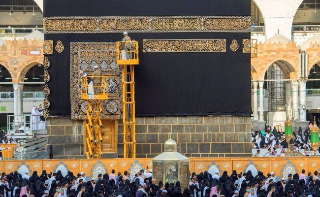 كم تبلغ تكلفة كسوة الكعبة؟ وأين تذهب بعد تغييرها؟