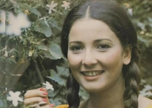 أصبحت عجوز بدينة.. إطلالة مفزعة لنجمة التسعينات الجميلة آثار الحكيم! ماذا حدث لها؟وحولها الى هذا الشكل المرعب