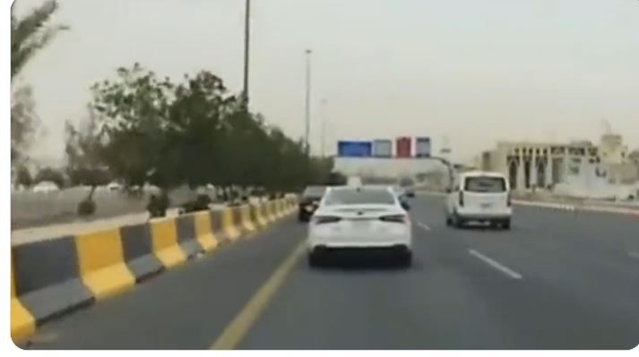 شاهد بالفيديو.. سيدة تفقد السيطرة على مركبتها بعد تعرضها لمضايقات على طريق عام في أحد شوارع السعودية