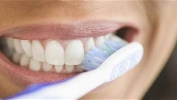 طريقة خاطئة قد نرتكبها في تنظيف أسناننا.. خبيرة توضح