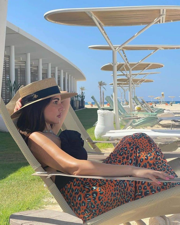 الفنانة درة.. حشمة تلفزيونية وجرأة على البحر (صور)