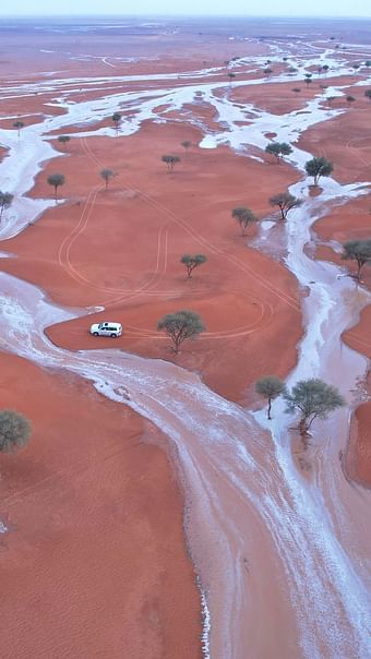 بالصور: سد جوي بالمجمعة في السعودية يشكل بحيرة طبيعية في حالة نادرة الحدوث .. و أودية الخويش ترسم لوحات جمالية (شاهد)