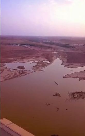 بالصور: سد جوي بالمجمعة في السعودية يشكل بحيرة طبيعية في حالة نادرة الحدوث .. و أودية الخويش ترسم لوحات جمالية (شاهد)