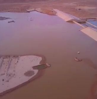 بالصور: سد جوي بالمجمعة في السعودية يشكل بحيرة طبيعية في حالة نادرة الحدوث .. و أودية الخويش ترسم لوحات جمالية (شاهد)