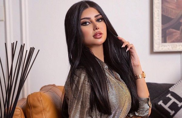 شاهد: خبيرة التجميل السعودية ملكة كابلي تستعرض رشاقتها بإطلالة صيفية جريئة أبرزت تفاصيل جسدها على البحر في اليونان.. وهكذا ظهرت بصحبة محمد رمضان..(صور+ فيديو)