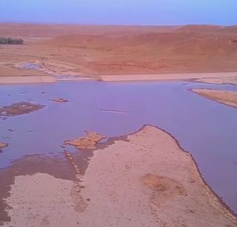 بالصور: سد جوي بالمجمعة في السعودية يشكل بحيرة طبيعية في حالة نادرة الحدوث .. و أودية الخويش ترسم لوحات جمالية (شاهد)