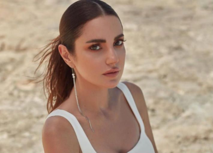 الفنانة درة.. حشمة تلفزيونية وجرأة على البحر (صور)