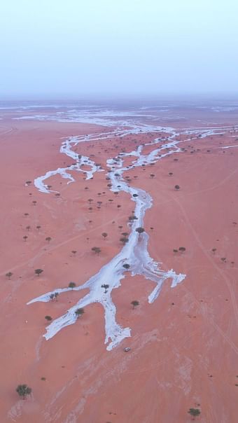 بالصور: سد جوي بالمجمعة في السعودية يشكل بحيرة طبيعية في حالة نادرة الحدوث .. و أودية الخويش ترسم لوحات جمالية (شاهد)