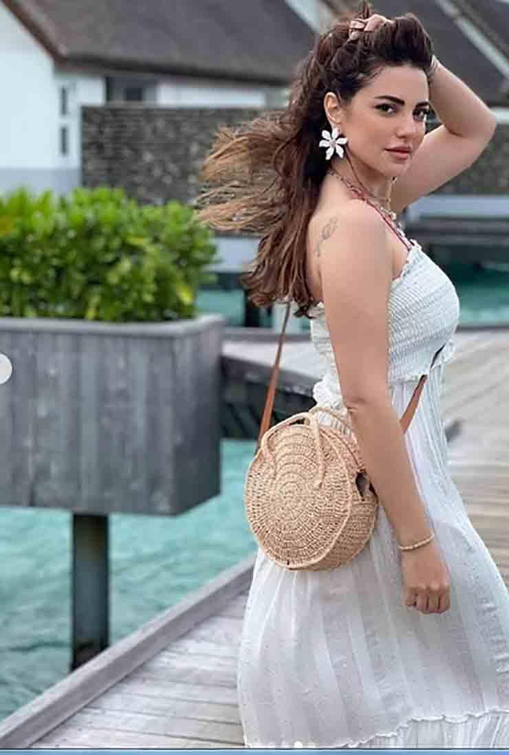 الفنانة درة.. حشمة تلفزيونية وجرأة على البحر (صور)