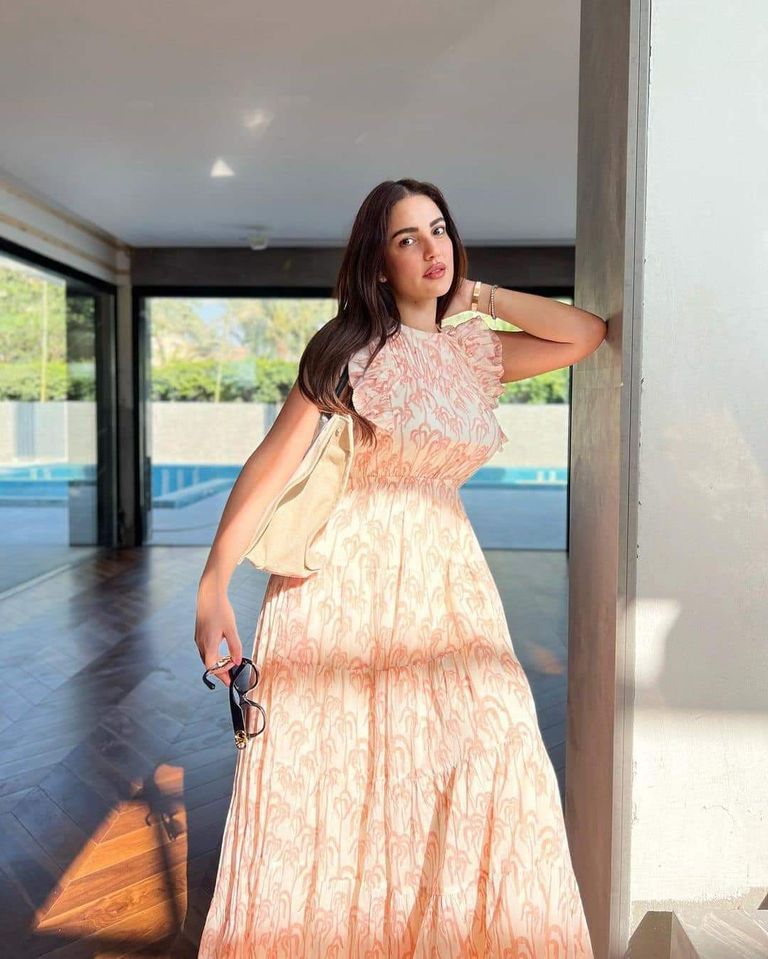 الفنانة درة.. حشمة تلفزيونية وجرأة على البحر (صور)