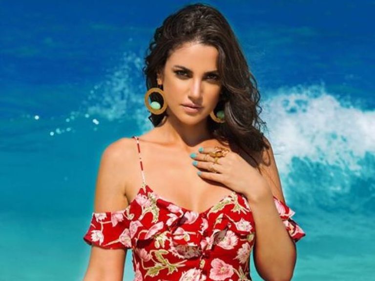 الفنانة درة.. حشمة تلفزيونية وجرأة على البحر (صور)