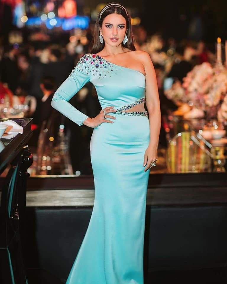 الفنانة درة.. حشمة تلفزيونية وجرأة على البحر (صور)