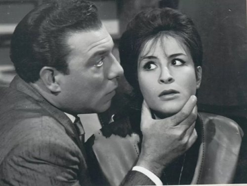 حكاية الممثلة الجميلة التي بكى ابنها خجلاً من أدوارها فطلّقت التمثيل ورفضت (فلوس) عادل إمام وماتت بكبرياء!