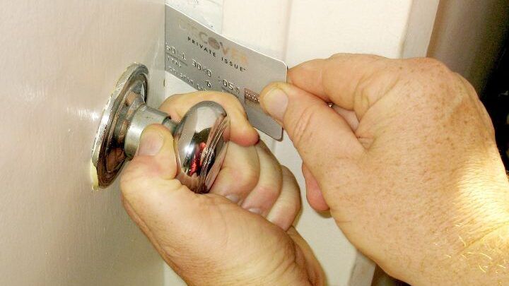 لا داعي لكسر الباب أو استدعاء العامل الفني.. طرق سهلة وبسيطة لفتح قفل الباب المعلق بدون مفتاح وخلال دقائق معدودة