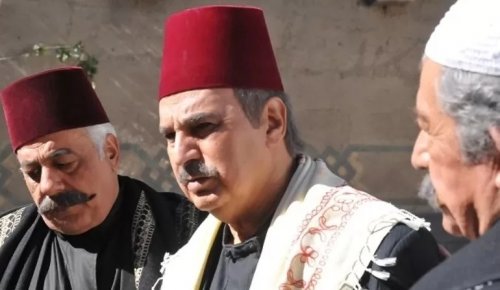 اكتشاف خطأ فادح في مسلسل (باب الحارة) .. لن تصدق ماذا كان يرتدي أبو عصام وفضحته الكاميرا بعد نشر هذه الصورة