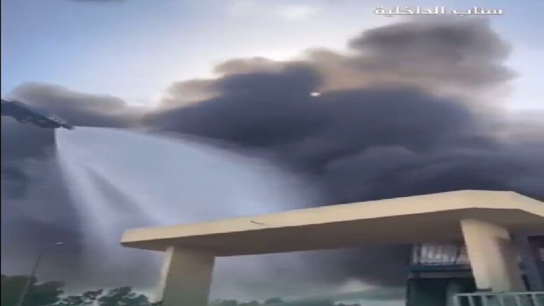 شاهد بالفيديو: إخماد حريق هائل في مصنع بالمنطقة الصناعية الثانية في الرياض