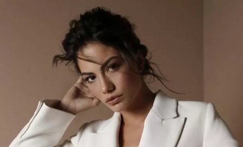 ماحدث لها يبكي الشعب العربي مرض النجمة التركية ديميت أوزديمير قد يؤدّي بها إلى الموت.. وقرار صادم من قبلها!!