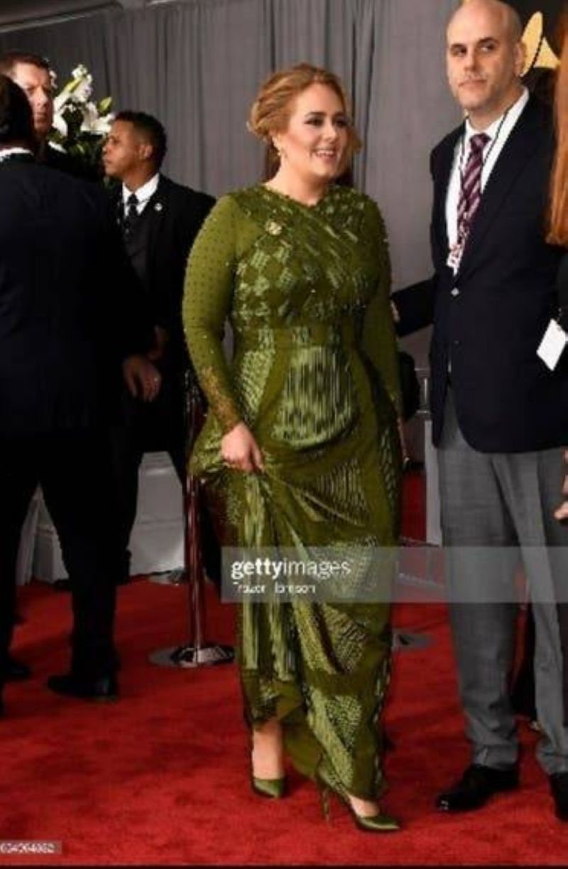 حقيقة ارتداء المطربة العالمية "أديل" حذاء و فستان أم كلثوم ! (شاهد)