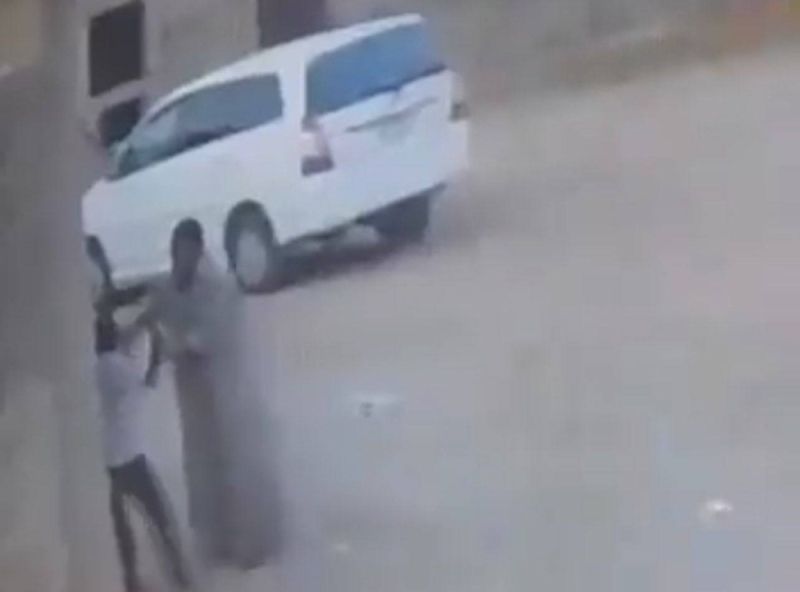 السعودية ــ النائب العام يوجه بالقبض على شخص ظهر في مقطع فيديو متداول يعتدي على طفل