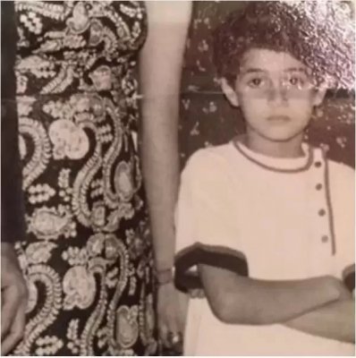 لن تتوقع من هي هذه الطفلة الحزينة.. ممثلة شهيرة دخلت عالم التمثيل من أوسع الأبواب وتزوجت 15 مرة لشدة جمالها... شوف دلوقتي