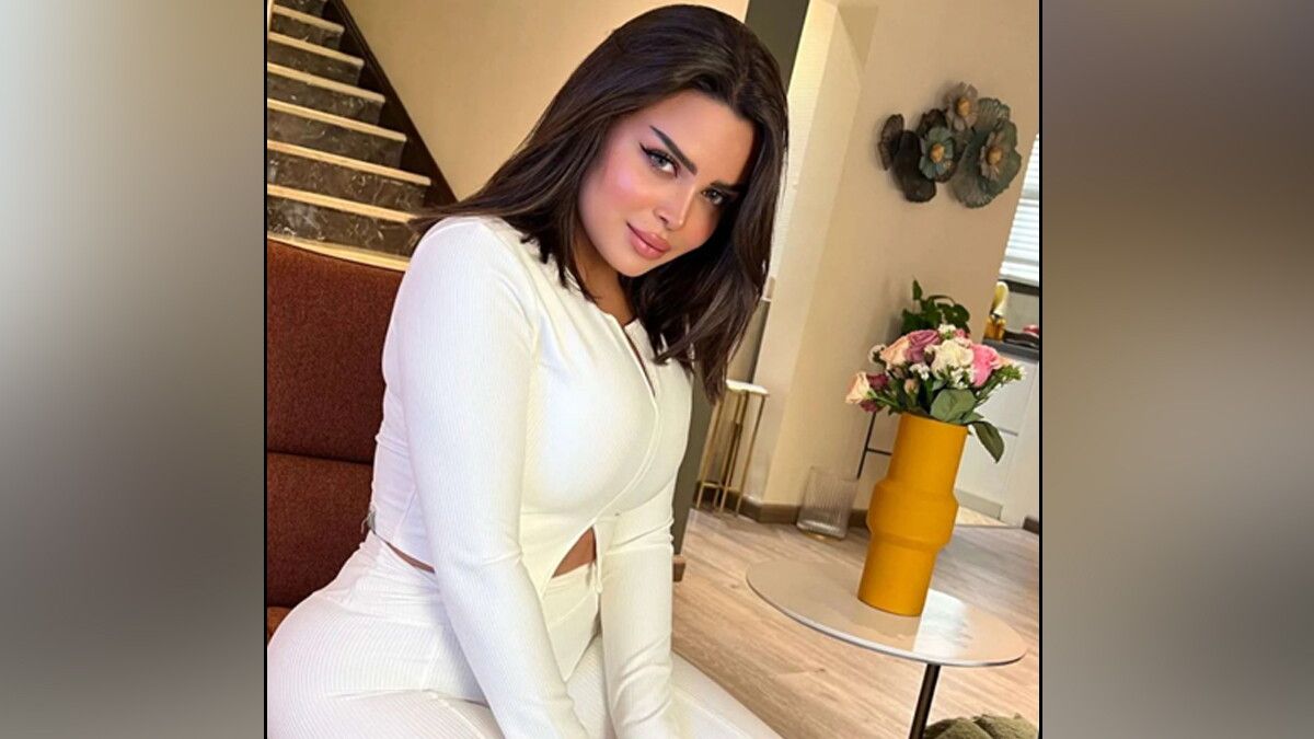 رهف القحطاني تستعين بـ "بودي غارد" لإبعاد المعجبين (فيديو)