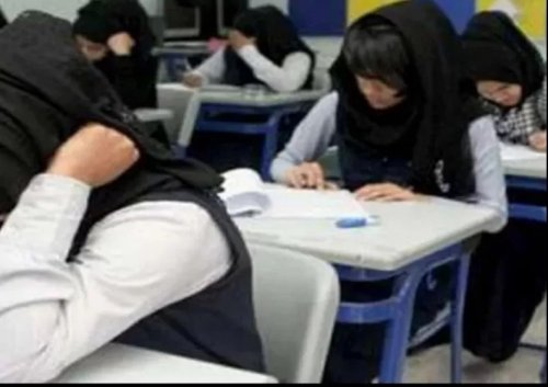 علامات يوم القيامة تظهر في دولة الجزائر.. طالبة جميلة تحمل من معلمتها .. والصدمة الذي لم يصدقها أحد