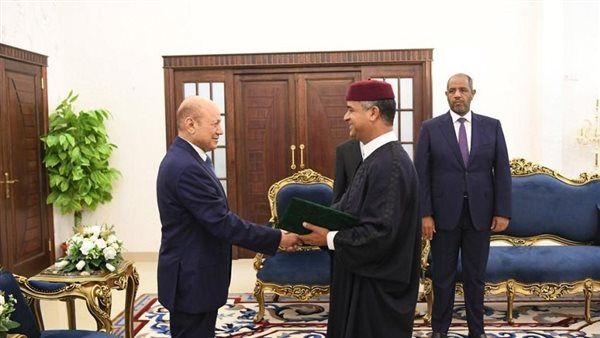 رئيس مجلس القيادة الرئاسي يتسلم اوراق اعتماد السفير الليبي