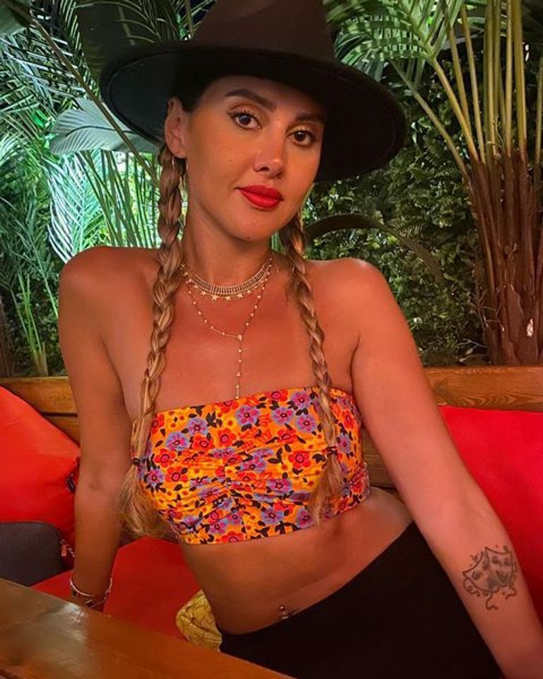 ياسمين رئيس.. إطلالة مكشوفة بـ "تاتو" في الساحل الشمالي