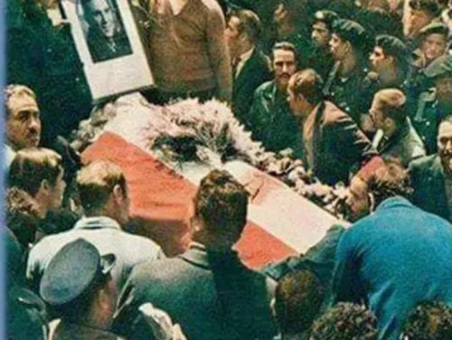 أسرار لاول مره تعرفها في ليلة دفن العندليب..الشيخ الشعراوي أمر ببقاء الجثمان يوما كاملاً في المسجد.. وعائلته منعت الفنانات من حضور الجنازة