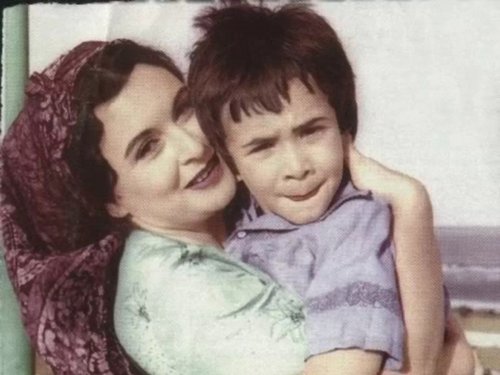 لن تتوقع من يكون الطفل الذي تحمله سعاد حسني.. ممثل شهير دخل عالم التمثيل من بابه الواسع؟!! هو ايضا ابن مخرج سينمائي مصري ..