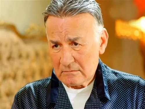 خدع الجميع.. الفنان عزت أبو عوف كان لابس (باروكة) طوال مسيرته الفنية وصورة له بدونها تصدم الجمهور!!شوف دلوقتي