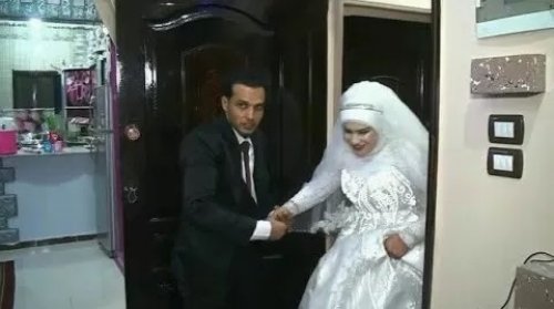 عريس عديم النخوة والرجوله يستعين بصديقه الوسيم ليلة الدخلة ليساعده في فض بكارة عروسته .. وعندما دخل الإثنان إلى غرفة النوم حدثت مفاجأة لم يكن بالحسبان..؟!